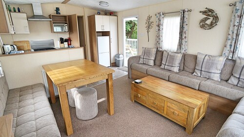 VERY PEACEFUL & MODERN CHILD & PET FRIENDLY STATIC CARAVAN ON A 5* HOLIDAY PARK