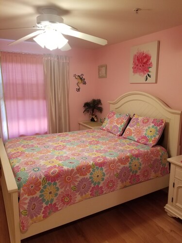 Beautifully decorated 2bd/2bth condo,HeatedPOOL,Steps to Beach, 6 beach badges