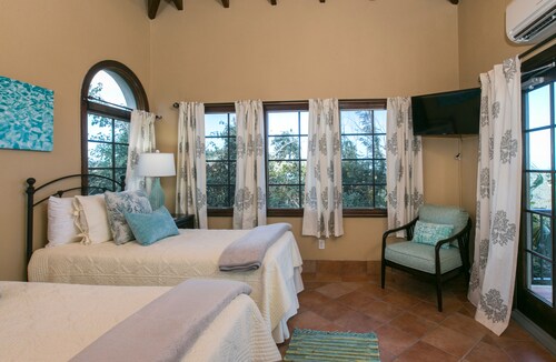 Alta Vista - Mint condition property- 50 mile views!