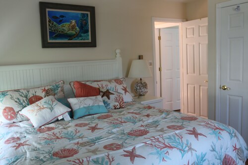 In Stone Harbor, Gorgeous 4th from Beach 5 B/R Home with Oversized Pool & Spa