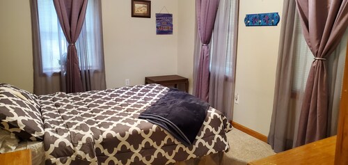 Lake Anna Waterfront, 6 BR/3 BA, No-Smoking, Sleeps 14, Pet Friendly, Public Sid