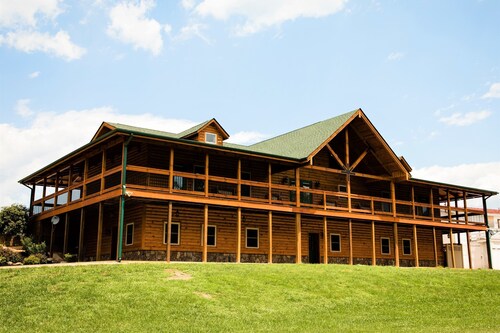 Premiere Lodge Perfect for Family Reunions and Large Groups INCLUDES 25 GUESTS