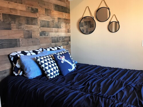 Cedar Glen Penthouse, Spacious Loft Condo Sleeps 10, 2 Pools, Close to Ballpark