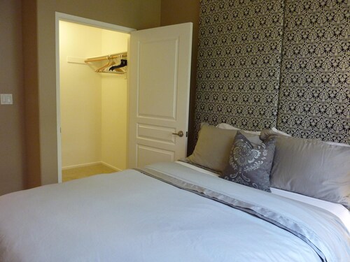 A Luxurious Resort Style Condo at Heart of Irvine