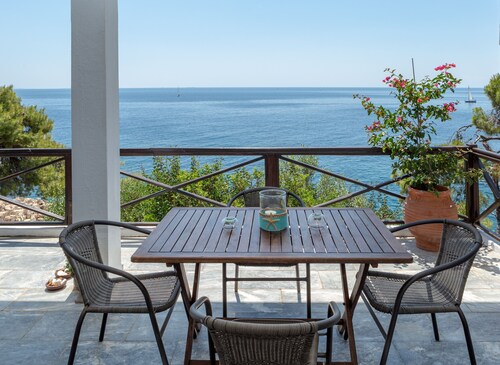 ALONISSOS VILLA (MARE NOSTRUM), SEA FRONT, PRIVATE POOL, FAMILY FRIENDLY