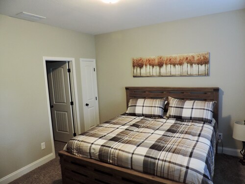 Vacay or Work at the Lake! High-Speed Internet, Firepit, Dock/slide in deep Cove