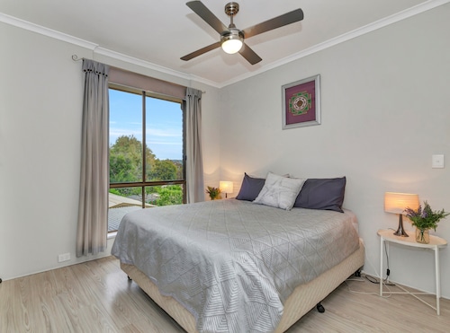 Esplanade accommodation with stunning sea views from the expansive front deck!