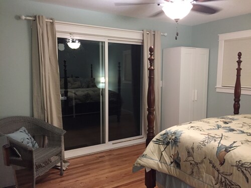 Willamette riverfront with stunning view near downtown Milwaukie and Sellwood