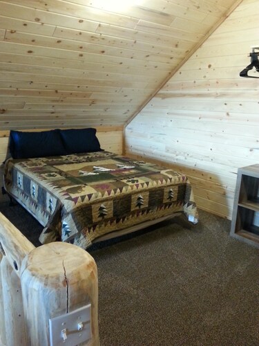 "Madison River Cabin" HOT TUB ON DECK. 14 miles to Yellowstone! Easy Access.