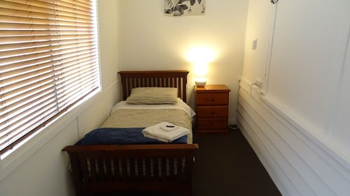Harbour Views - Rest and relax in a delightful cottage retreat