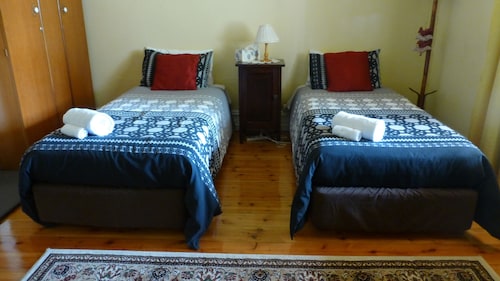 Cabernet Cottage - Historic building built 1895 just 100 meters from main street