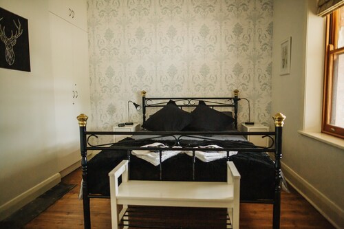 Cooke Cottage- Luxury family accommodation in the middle of the Clare Valley