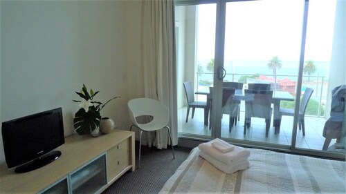 4 bedrooms 2 baths, Pool & Gym, Amazing Ocean Views