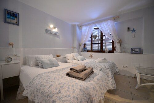 Delightful 2 Bed/2 Bath Fisherman's Cottage - 20 Metres From The Sea - W/LICENCE