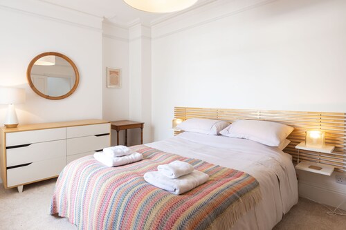 7 Bedrooms 5 bathrooms spacious living areas for up to 16 guests