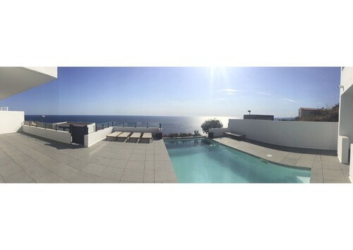 Villa exclusive avec piscine d'eau salée et vue fantastique sur la mer Méditerranée