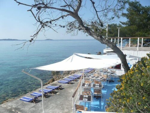 Appartement T3, 2 chambres pour 4 personnes dans villa à 150 mètres de la mer.