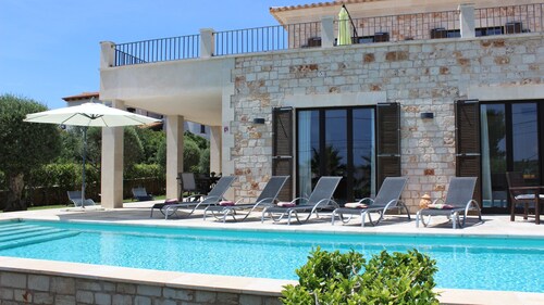 Cala Llombards: NeubauVilla mit Pool und Meerblick - 200 m zum Strand