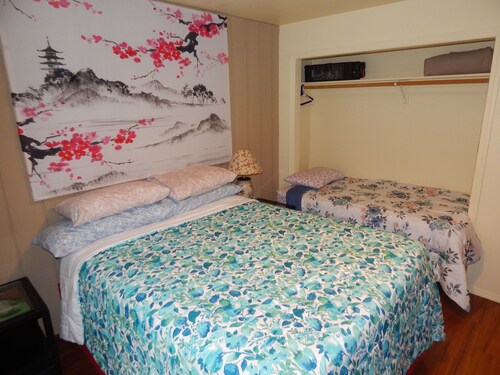 Jade Oasis/ Nene room with hot tub 2.5 miles to the Volcanoes Park