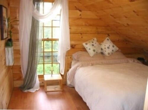 Dream Log Cabin, Yet Close to Everything! Dogs Welcome!!!