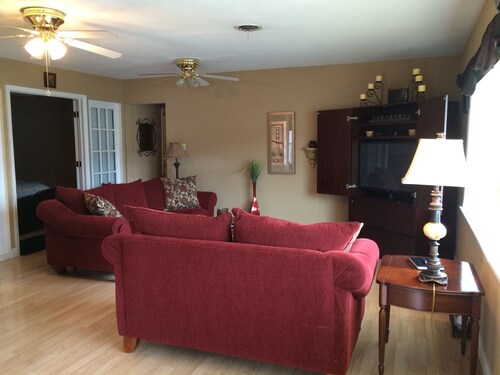 Luxury Villa Ste A, 1 Mile to Six Flags & Hidden Valley!