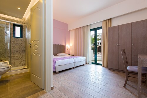 Alonia Villa, 50m2 pool, children's pool, close to shops! Stunning Views!