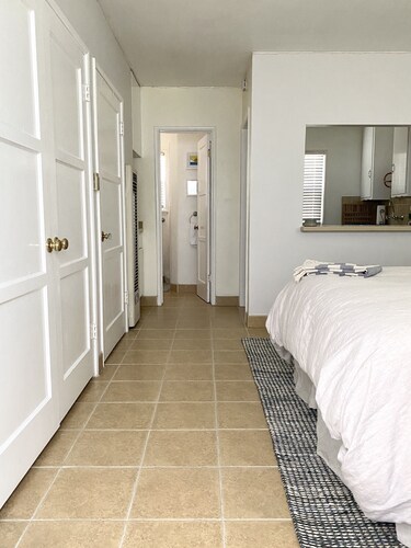 Bright Fresh Cottage...Walk to Bay & 2nd Street!