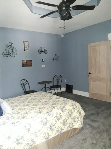 Spacious, renovated 1870s home & full kitchen