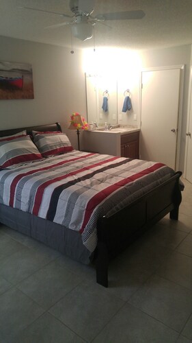Has 2 Pools, Right Off The 41 Close To Many Restaurant's…ground Floor