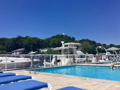 TOP NOTCH NESTING @ ♥️ of DOWNTOWN w SEASONAL WATERFRONT POOL & HOT TUB ACCESS❣️