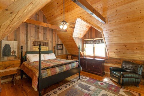 Creekside Cabin - Log Cabin with Outdoor Hot Tub