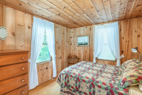 Relaxing, Pet-friendly, Waterfront home on Lake Winnipesaukee with dock and WiFi