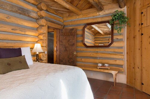 Pet-Friendly Cabin, close to Mountain Stream and Ski Return Trail