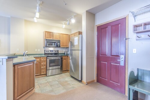 Ski in Ski out condo with Great views of slopes. Access to shared hot tubs