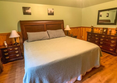 NOW BOOKING -OVER THE RIVER- CABIN W/MTN& RIVER VIEWS, WiFi & JACUZZI TUB!