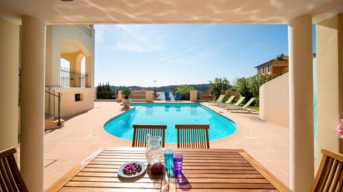 Magic! Luxury proprety, sea view, pool and fitness. Air Condit