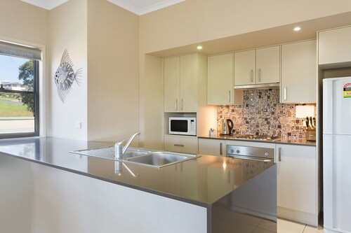 Saltwater 3 Bedroom Apartment, across from the beach 1+ nights