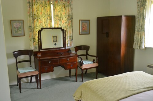 Quiet location with stunning views overlooking the Islands, sleeps 7