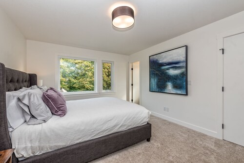 Modern Executive Condo Located in Vernon