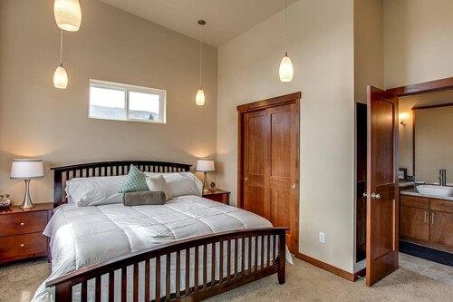 Stunning views, walk to wineries & downtown-pool & hot tub-luxury on Lake Chelan