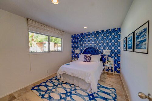 ♥ Luxury Home, Pool/Spa, FirePit, Shaded Cabana, MidCentury, 5 Mins Dwtn/Shops