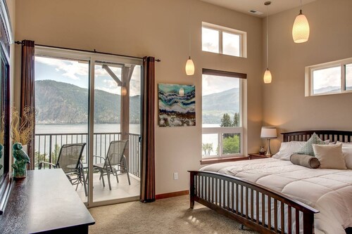 Luxury on Lake Chelan-Pool, Hot Tub, Incredible Views, Walk to Downtown Wineries