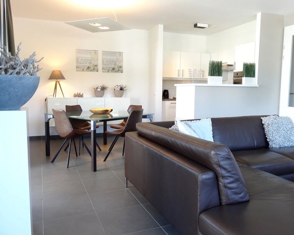 Woonkamer: Klassiek appartement, Toegankelijk voor mindervaliden, uitzicht op tuin
