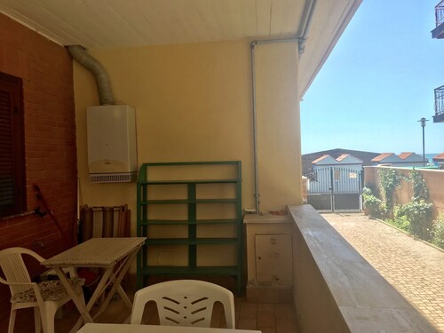 LUNGOMARE, delizioso appartamento VICINO Roma, ampia TERRAZZA, free WIFI