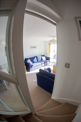 Contemporary Holiday Cottage With Harbour Views And Access