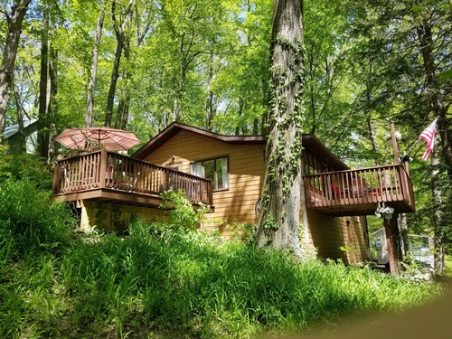 Trendy Beach Cottage in the Treetops-Private Mill Lake-Hot Tub-Kayaks-Firepit