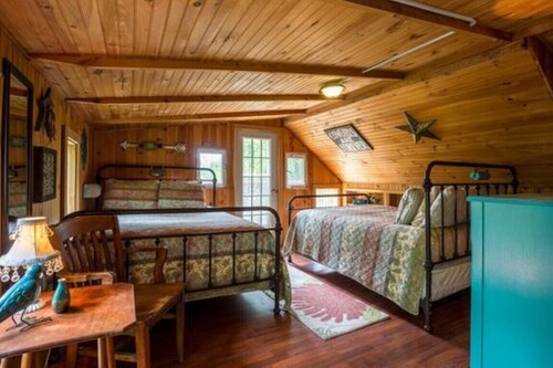 'Rustic Luxury' Lakefront Cabin In Beautiful Wooded Surroundings!