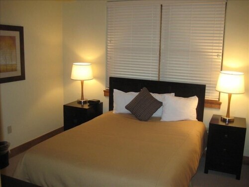 New Upscale Condo. Mountain Views. Near New Lift & Ski School.
