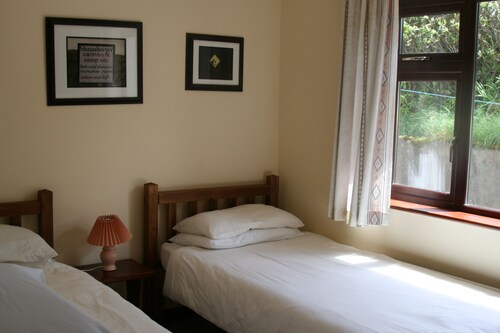 Four Bedroom Cottage. Spectacular Ocean & Island Views. Close To Beach & Pubs.