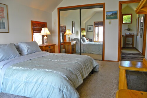 Waterfront home on cove. Strict disinfecting.